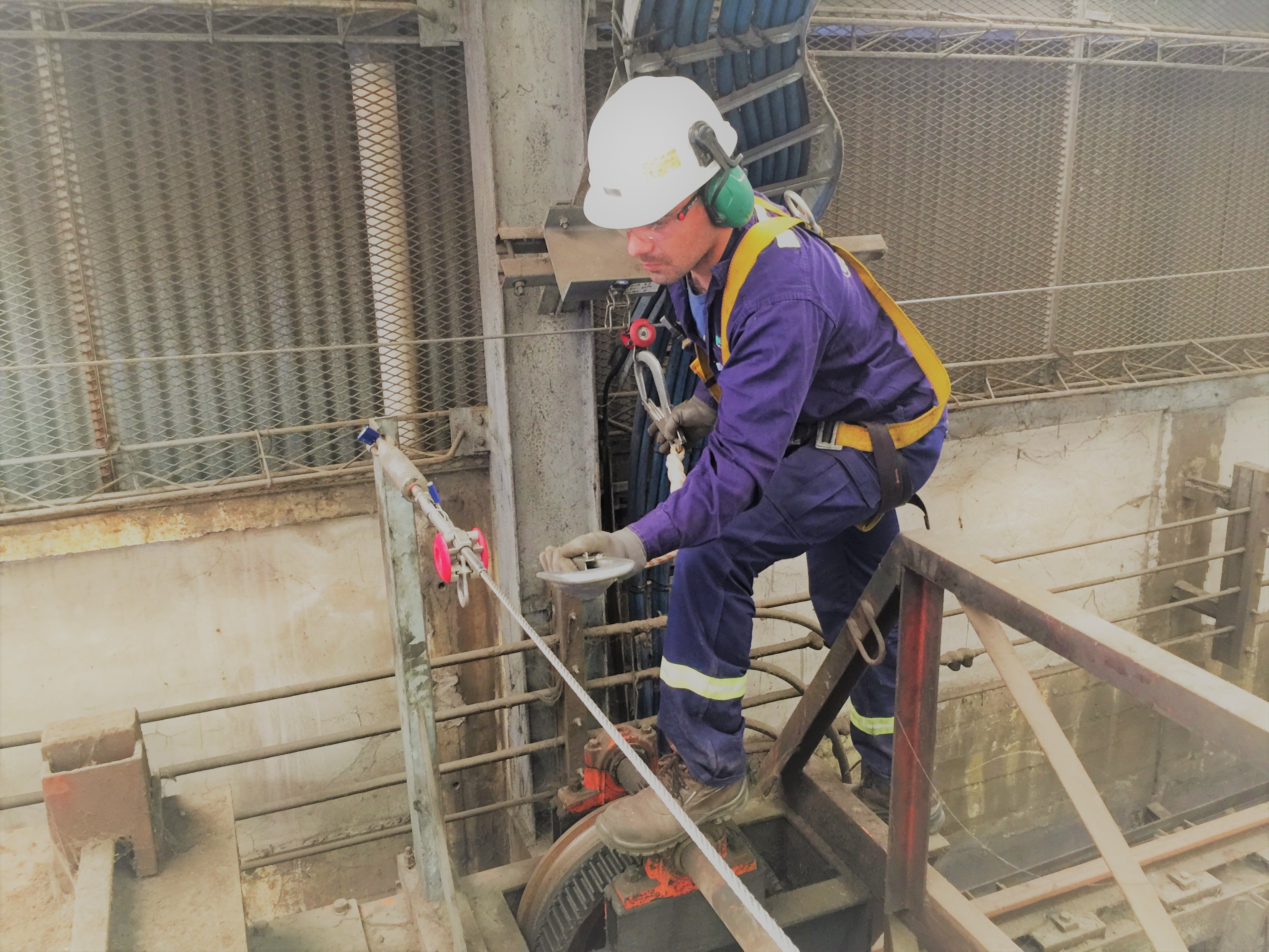 Operario en el techo