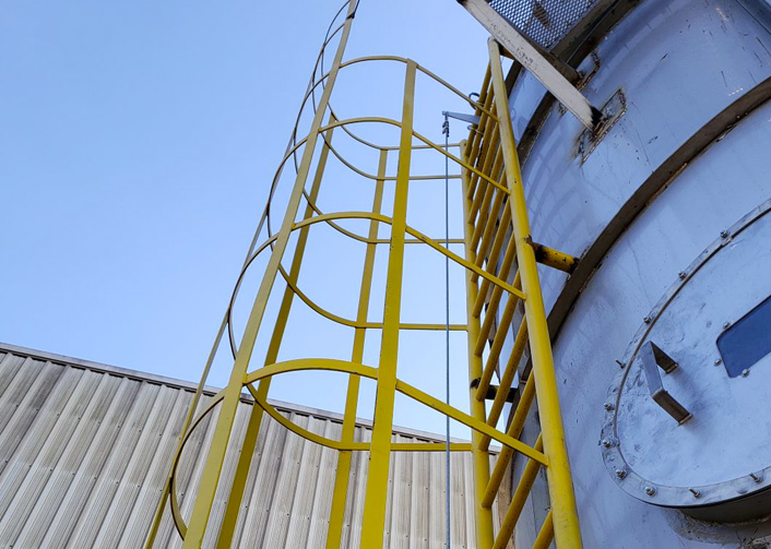 Linea de vida vertical en escalera